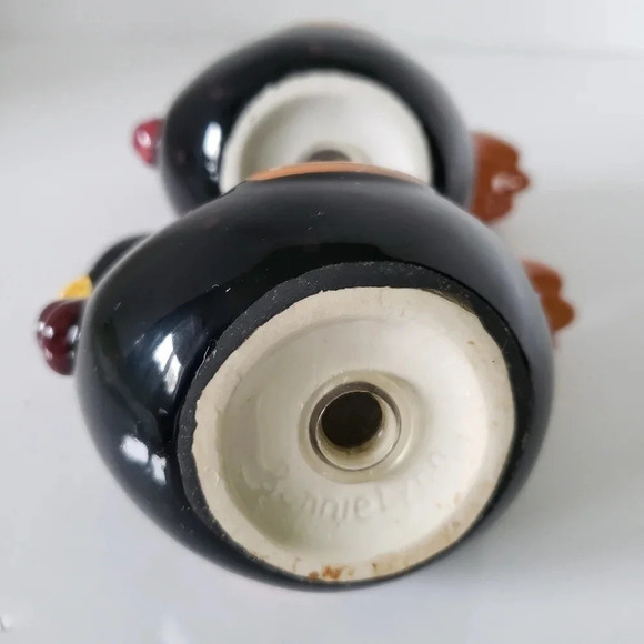 Bonnie Lyn Black/Yellow/Red  Ceramic Chicken Salt/Pepper Shakers. - Picture 5 of 6
